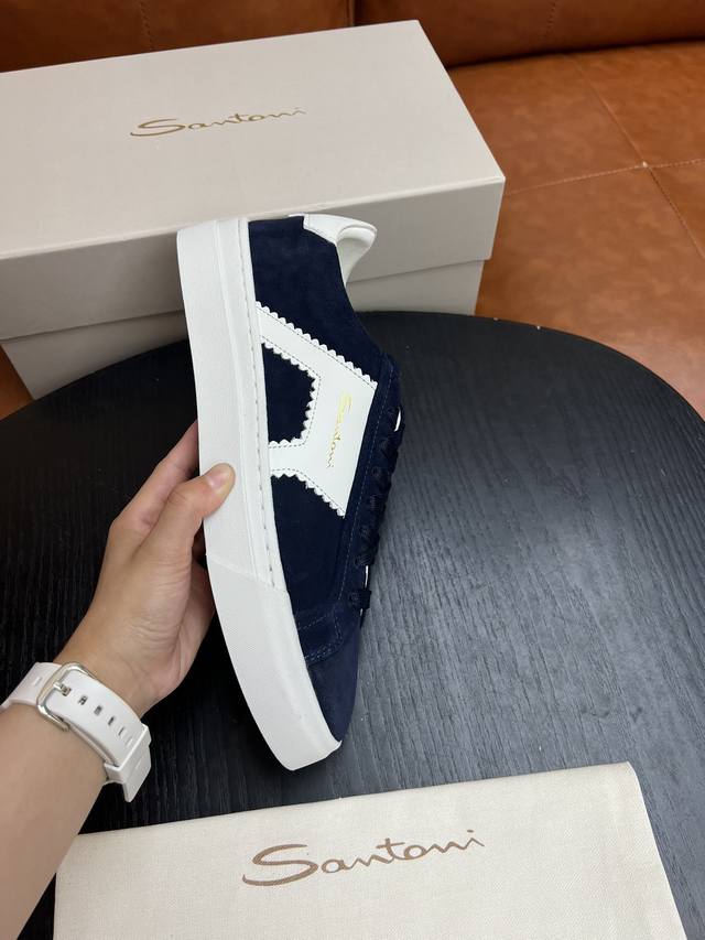 实价 Santoni 圣东尼 意大利男士手工小牛皮鞋出货！这个意大利纯手工鞋履品牌的每一双鞋设计简洁经典，上脚非常舒适百搭！ 用“新贵”来形容意大利鞋履品牌sa